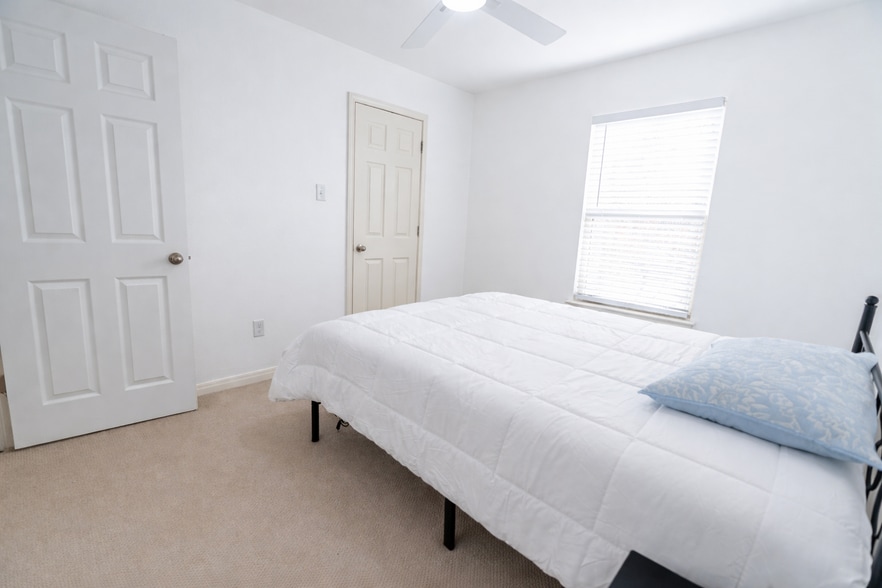 Building Photo - Room in Condo on Red Bud Ridge Ln