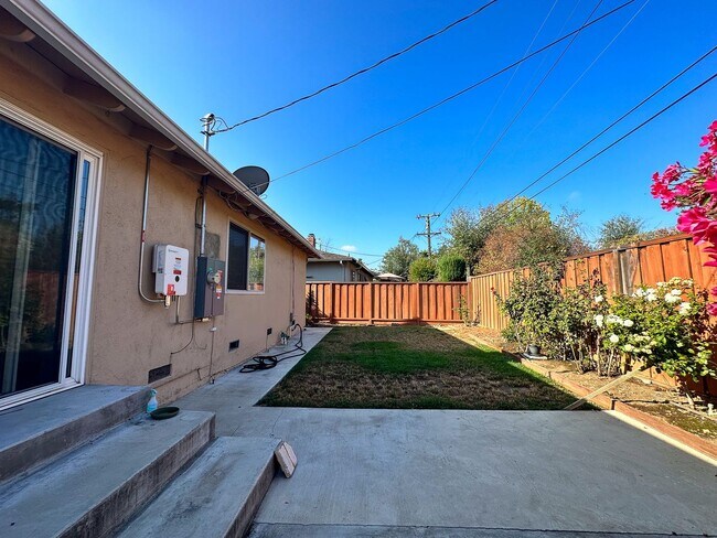 Building Photo - 1727 Coralee Dr