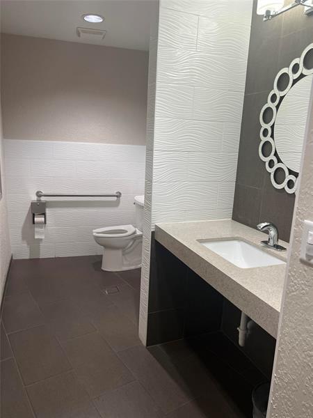 Building Photo - 1319 E Hillsboro Blvd