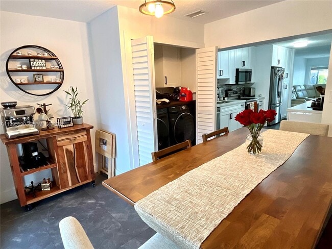 Building Photo - 511 SW 115th Ave