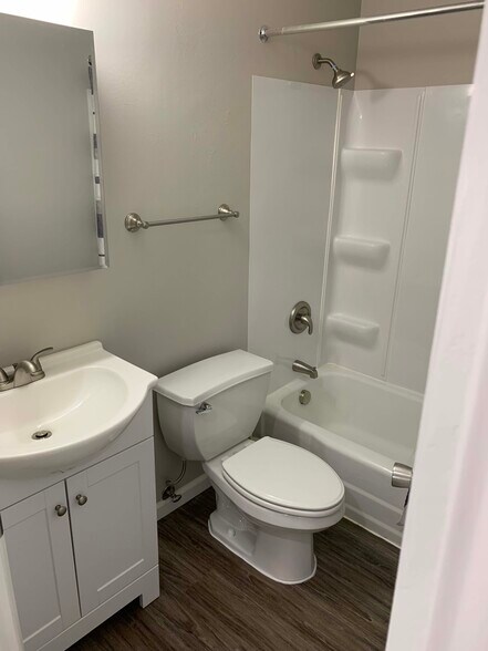 Hall full bath - 11934 Holly Brook Dr