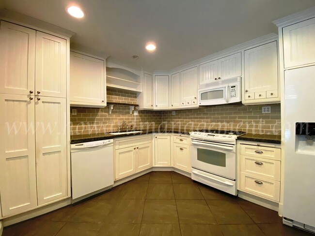 Building Photo - Professionally designed condo! Large kitch...