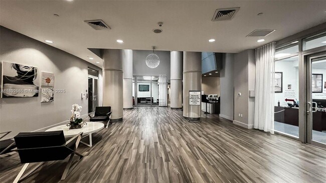 Building Photo - 1750 N Bayshore Dr