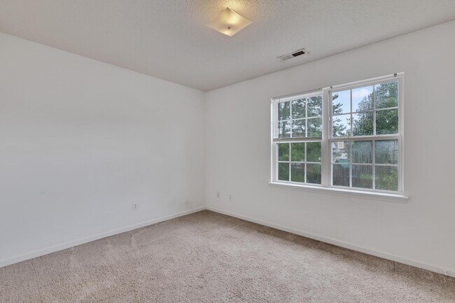 Building Photo - Townhome Close to Amenities!
