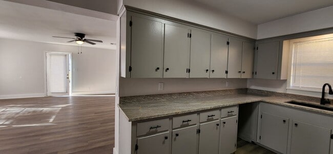 Building Photo - Completely Remodeled 3 Bed / 2 Bath Home 1,704 SF