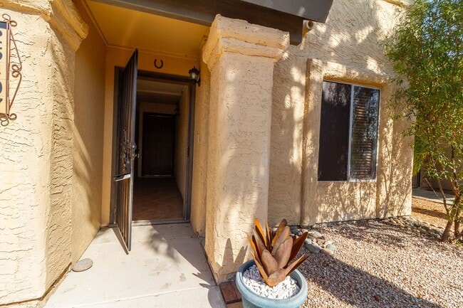 Building Photo - Charming Unfurnished 2-bedroom 2 bath home in Sun Lakes 55 + community!