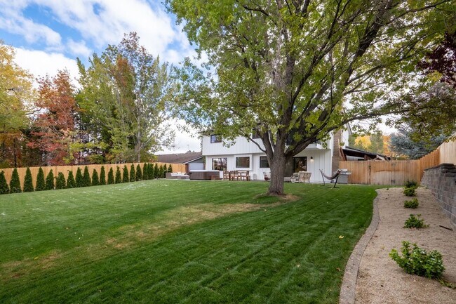 Building Photo - 3390 Thornhill Dr