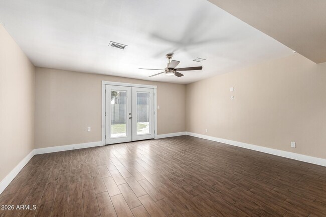 Building Photo - 7613 W Devonshire Ave