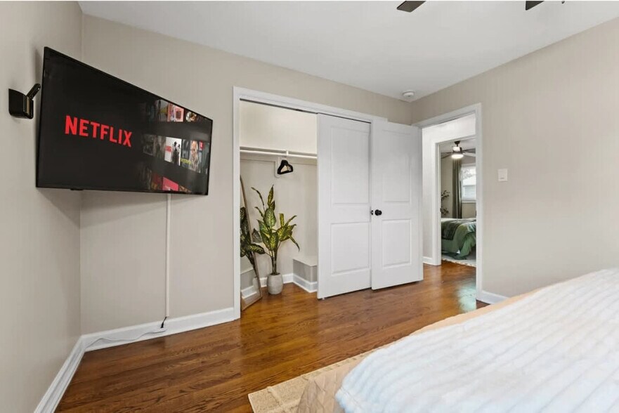 Building Photo - 624 Norfolk Ave