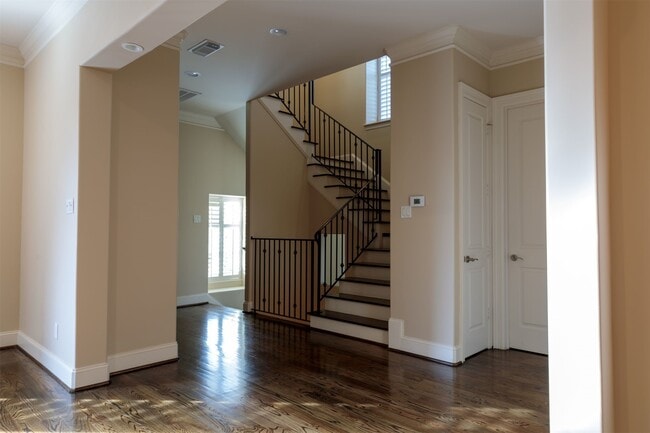 Building Photo - 2101 Elmen St