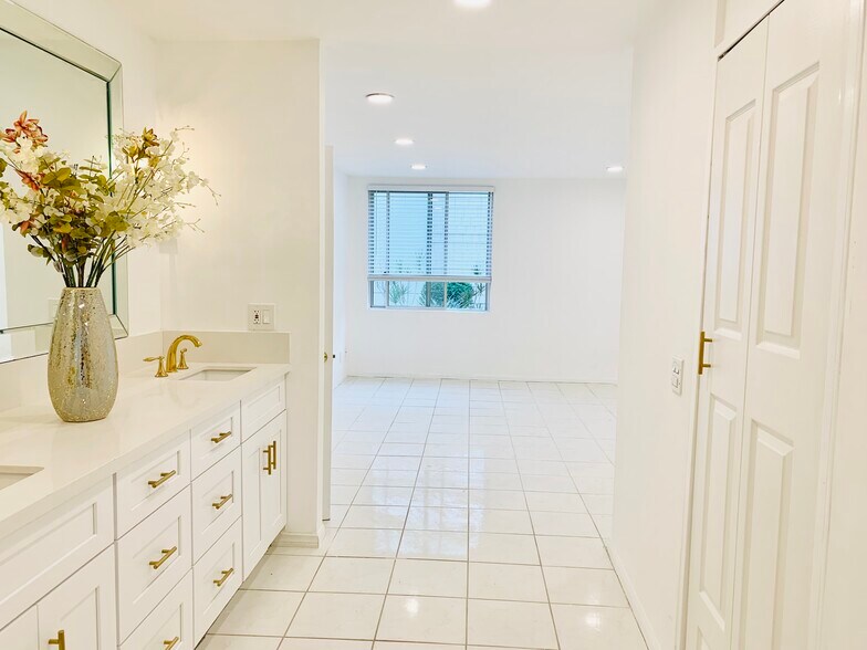 Building Photo - 5301 Balboa Blvd