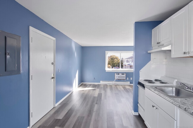 Building Photo - 36 Woodbury Ave