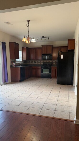 Building Photo - 505 Chartwell Dr