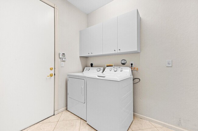 Building Photo - 6823 Fabiano Cir