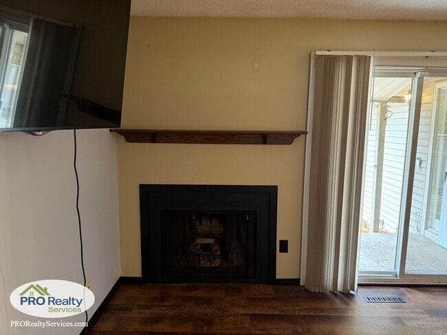 Building Photo - 2 Bedroom Townhouse in Shoreview