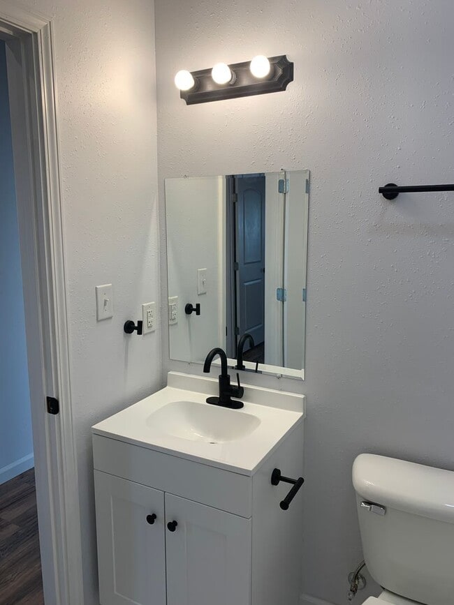 Building Photo - Beautifully Renovated and Move in Ready!