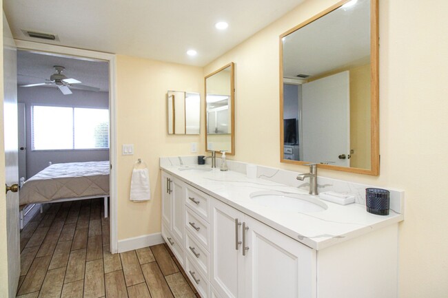 Building Photo - ** 2/2 FIRST FLOOR EMERALD LAKES BEAUTY RE...