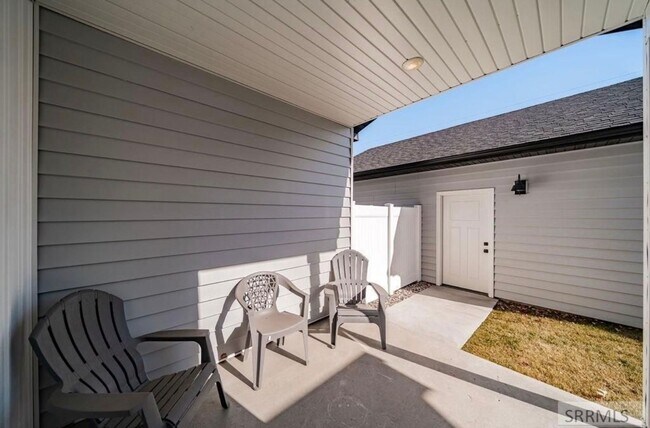Building Photo - Like-New 3BD/2.5BA Home | Garage + Fenced Yard + W/D Included! $500.00 Rent Credit for the month ...