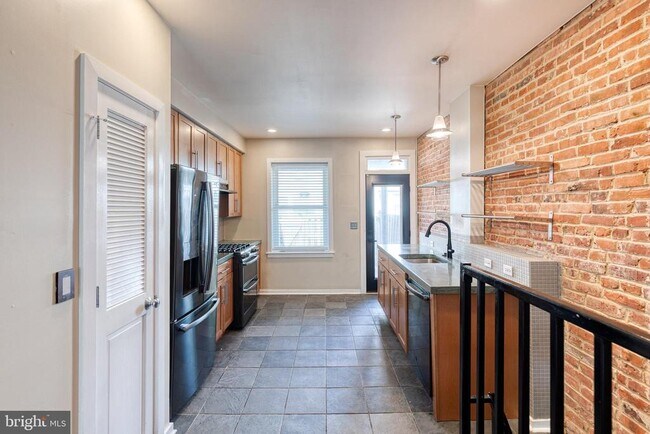 Building Photo - 112 N Streeper St