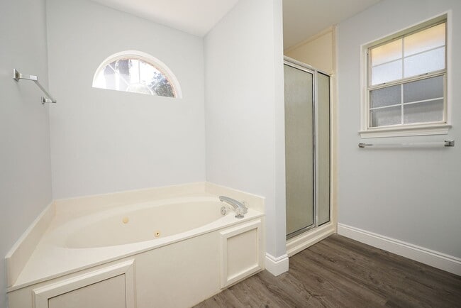Building Photo - Spacious 5-Bedroom Home in Gated Parkwood ...