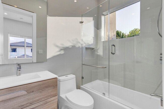 Building Photo - 454 Fernwood Rd