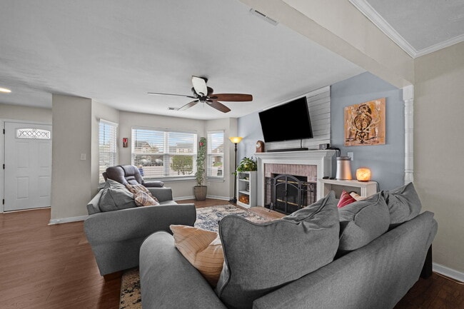 Building Photo - 5845 Glen View Dr