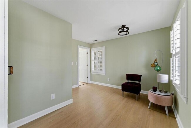 Building Photo - 302 Hascall Rd NW