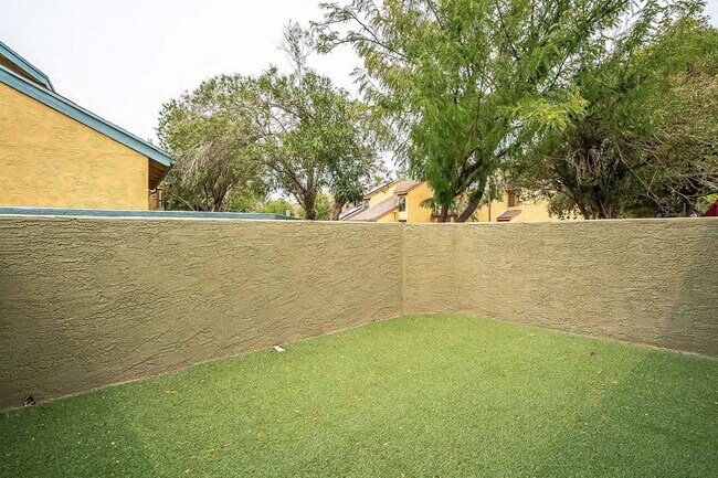 Building Photo - 3874 Paseo de Las Canchas