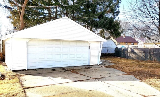 Building Photo - Spacious 4-bedroom, 2-bathroom single-family home