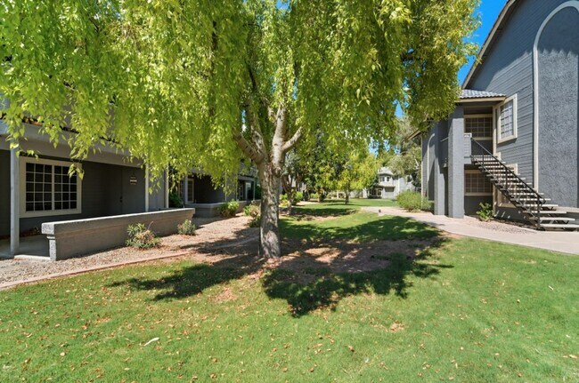 Building Photo - Spacious 3 Bed/2 Bath Home in Lush Crestvi...