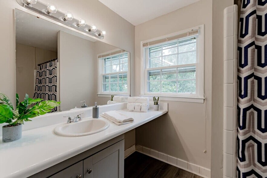 Building Photo - 7418 Sunview Dr