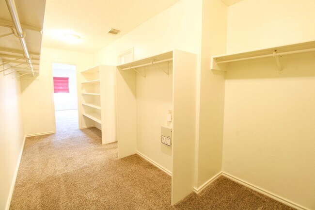 Building Photo - 8118 Chestnut Manor Dr