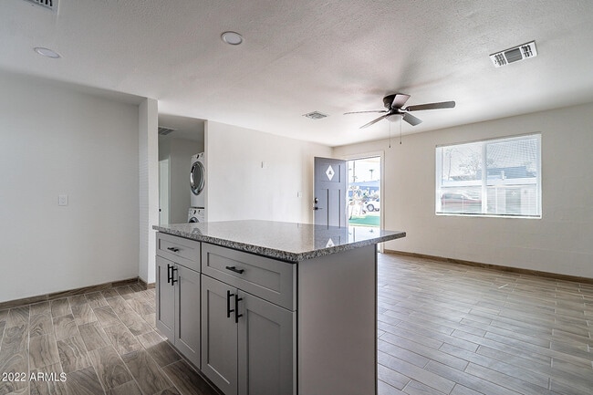 Building Photo - 37 E El Parque Dr