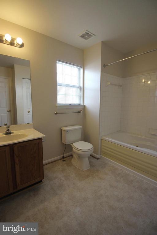 Building Photo - 622 Sprite Way
