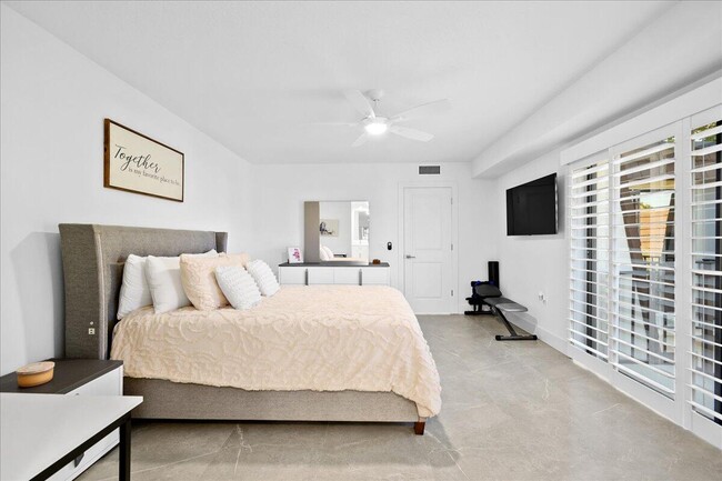 Building Photo - 709 7th Ln