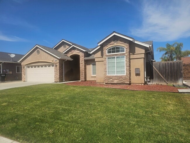 Building Photo - 4 Bedroom 2 Bath