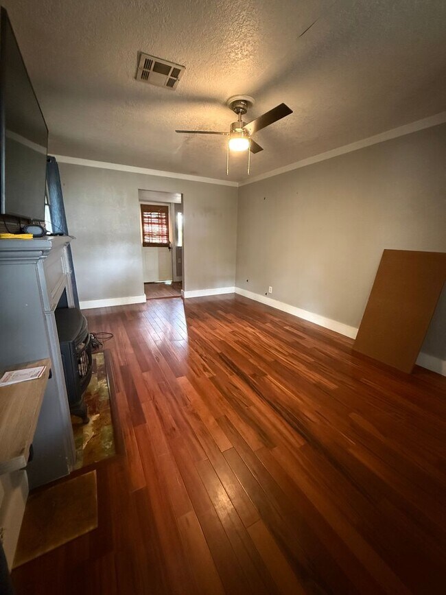 Building Photo - 2 bed/1 bath Norman Cottage