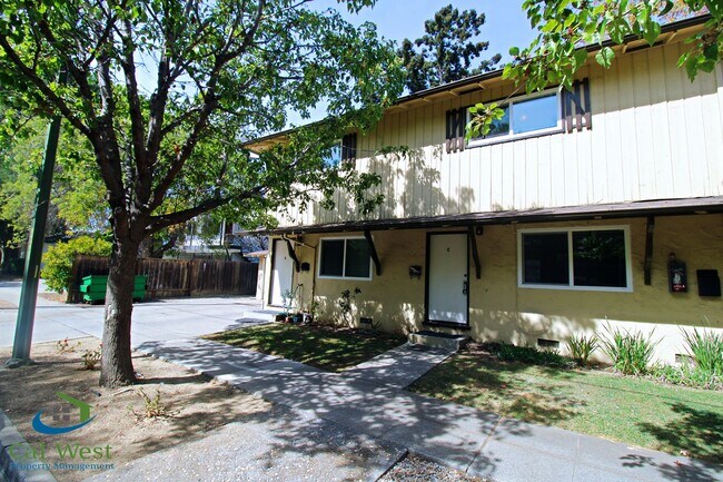 Building Photo - $2495 - 2 Bed 1.5 Remodeled 2 Story Towhn Home Near Keily and Saratoga