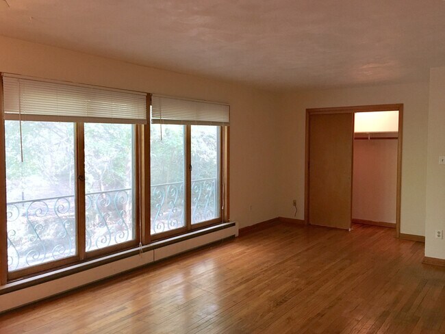 Building Photo - 2 Bedroom Apartment Right off East MU Campus