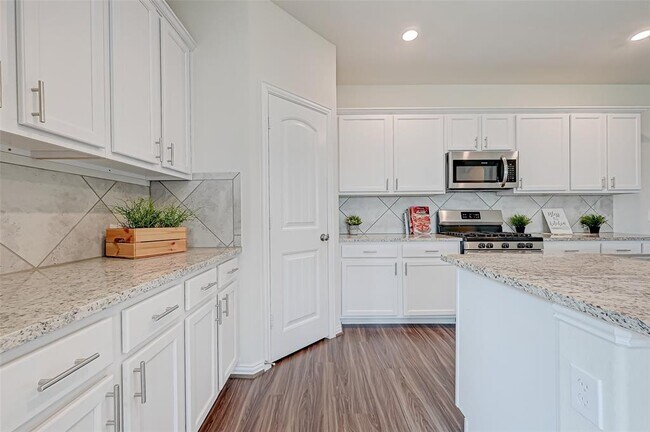 Building Photo - 30822 Lake Spur Mnr