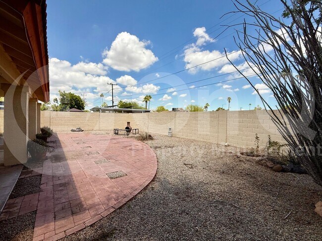 Building Photo - 822 W Earll Dr