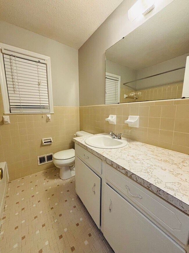 Building Photo - Move-In Ready Ranch in the Heart of Elgin!