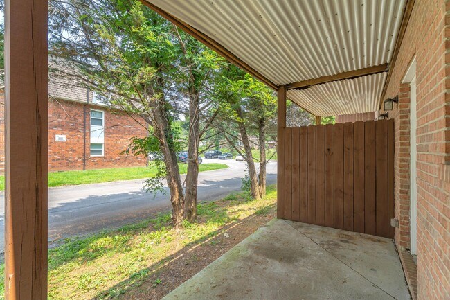 Building Photo - 1703 Maple View Way