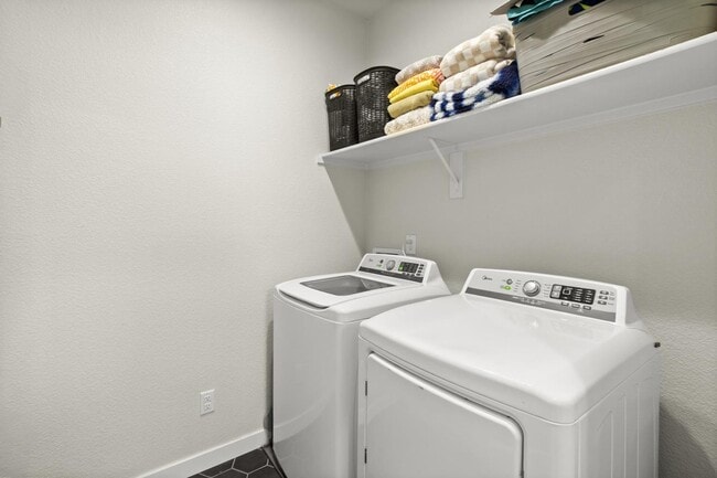 Building Photo - 3 Bed 2.5 Ba 2 Car Garage with solar!