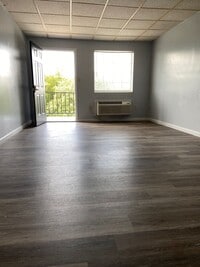 Building Photo - Studio Apartment in Hollister