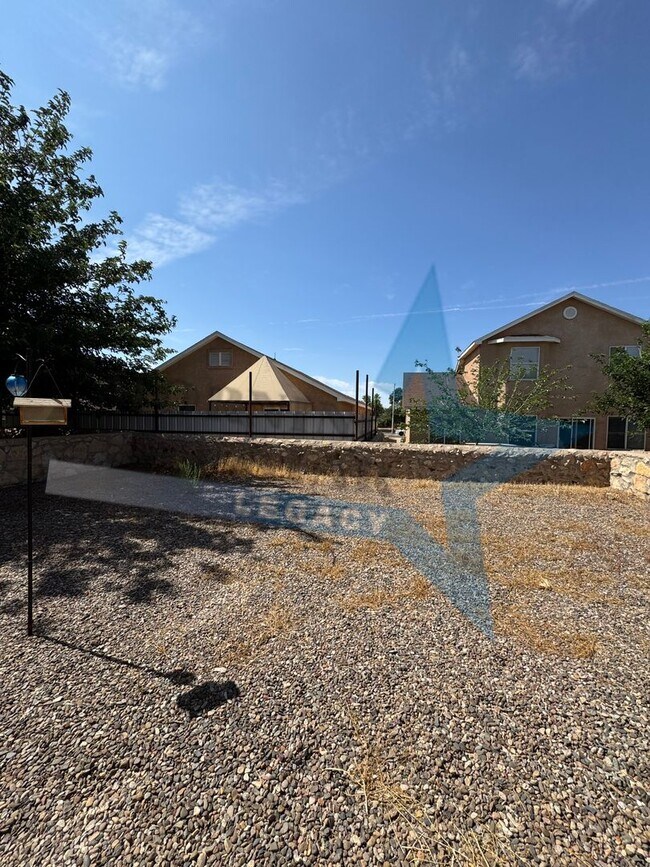 Building Photo - LARGE 4 bed home!