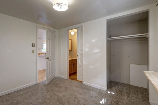 Building Photo - 529 Maple St