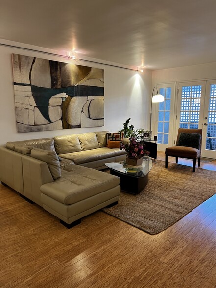 Large family/living; french doors to a balconey - 901 10th St