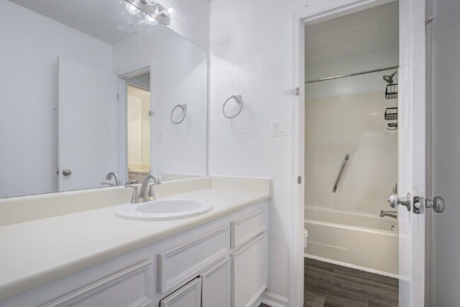 Building Photo - Townhome on Southside