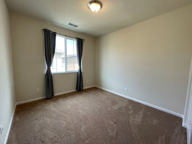 Building Photo - 3845 Lookout Dr